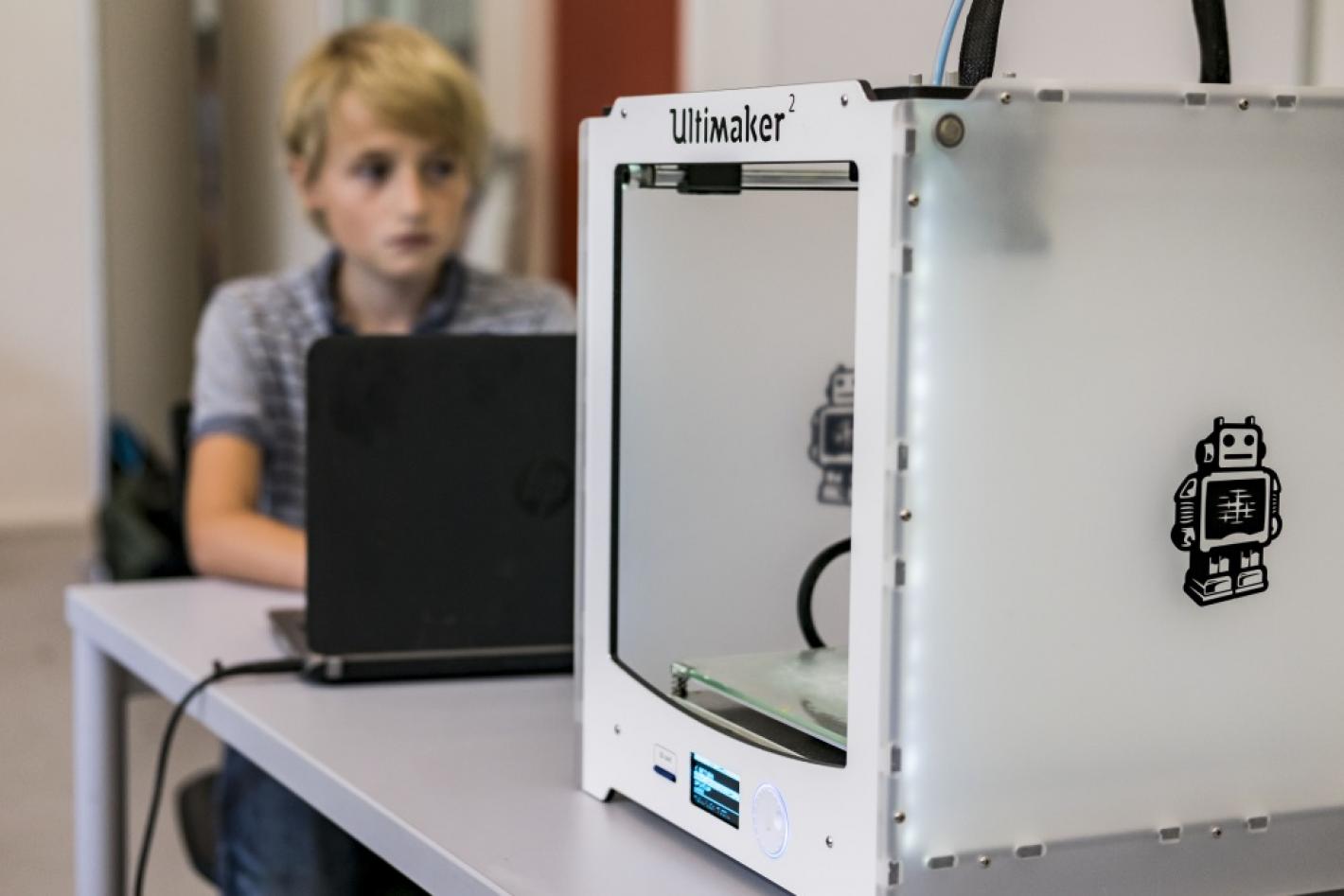 Elev ved 3D-printer