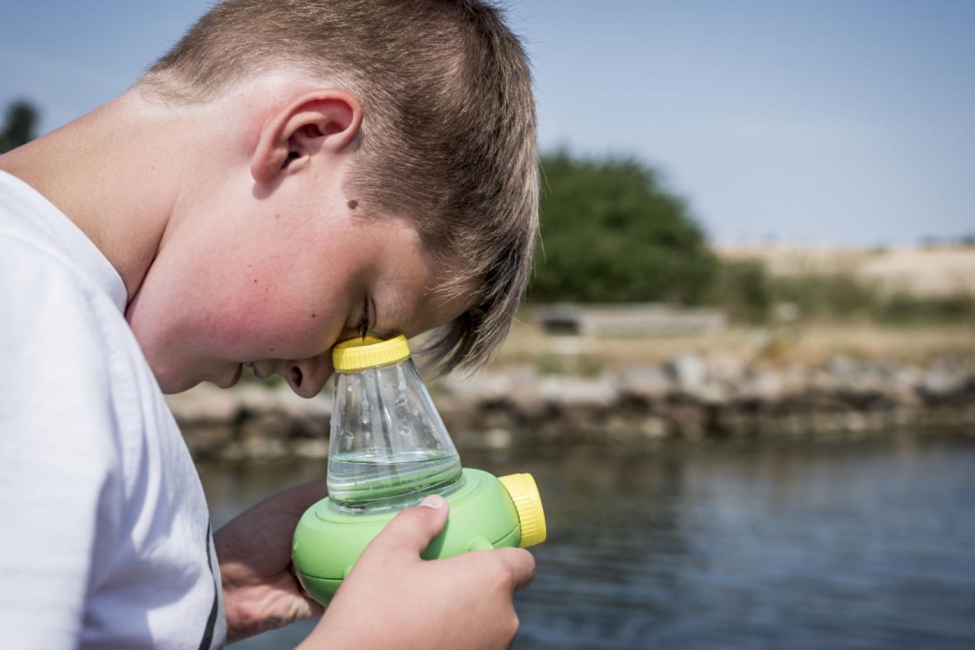 Dreng der har naturfag