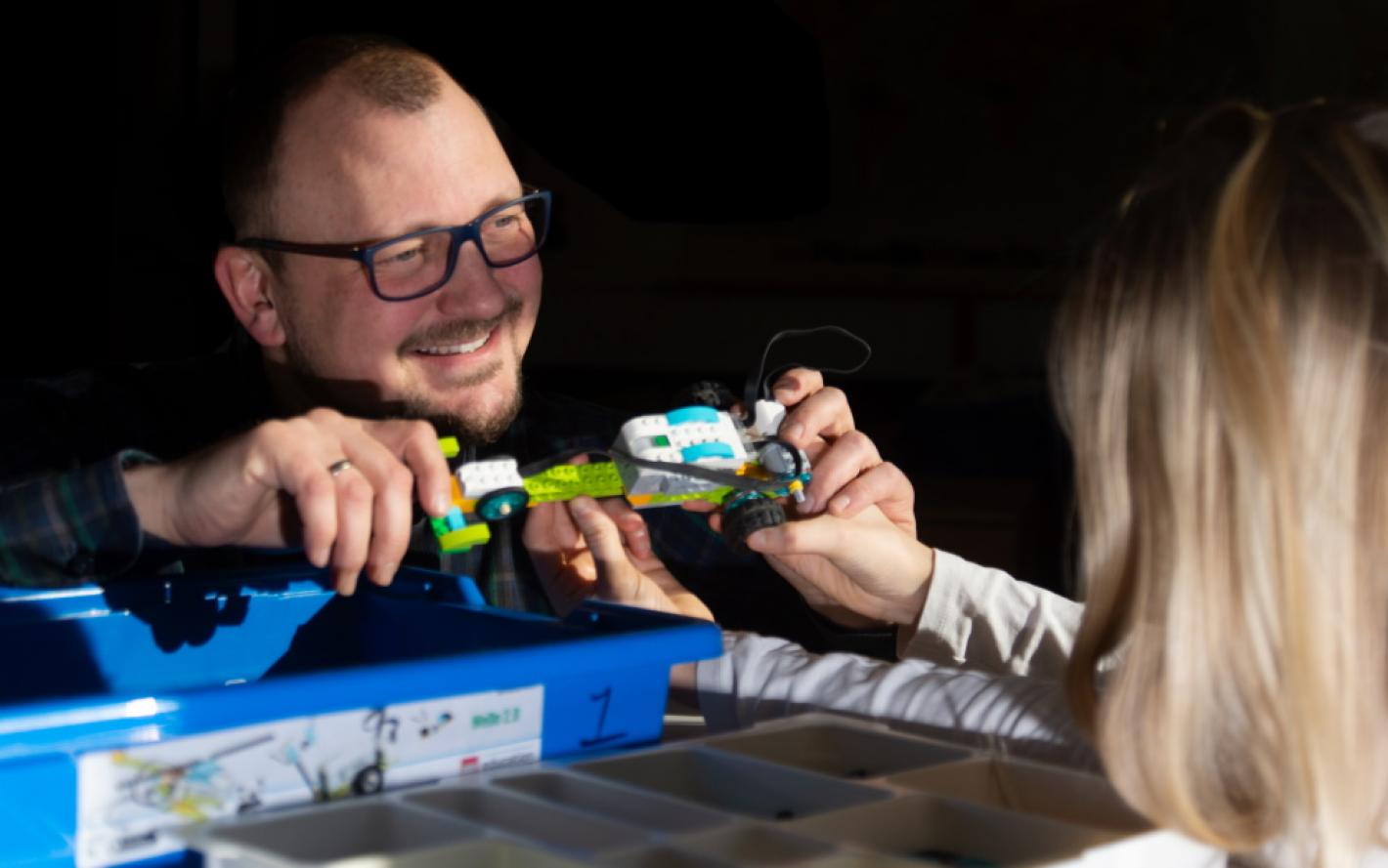 Personer der arbejder med Lego WeDo materiale