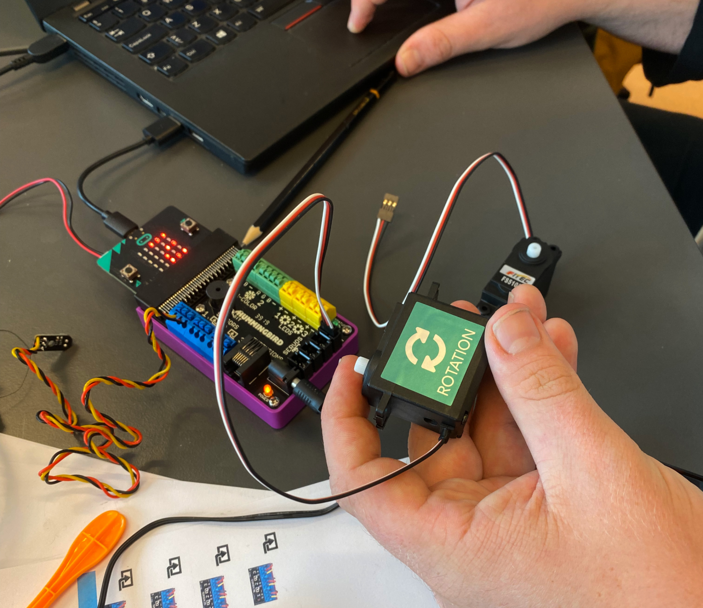 Der arbejdes med microbit og hummingbird