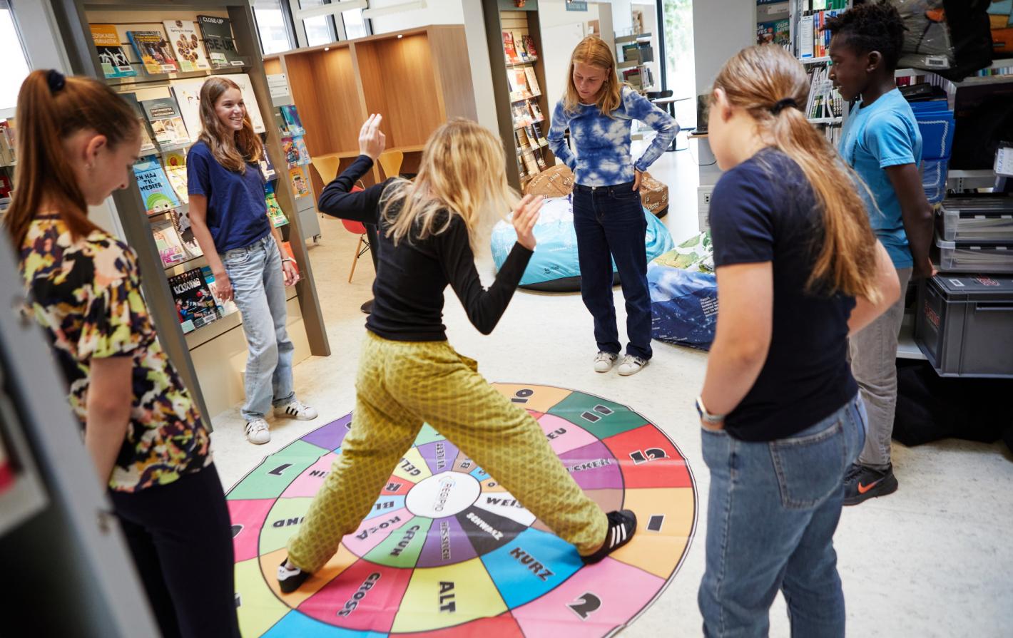 Elever arbejder med tæppet Round Steps