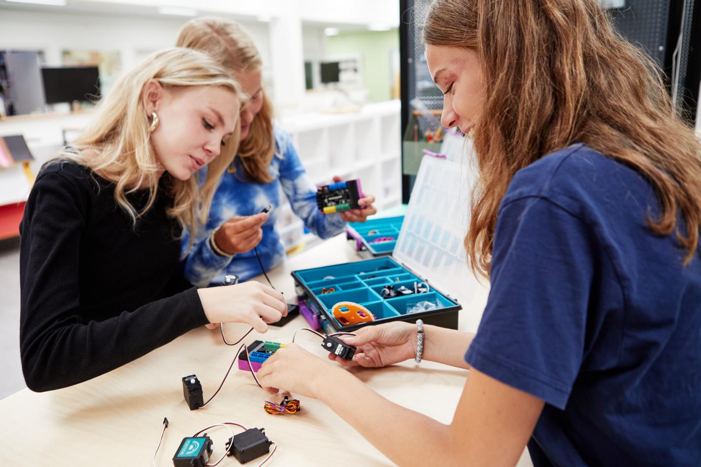 Tre piger som arbejder i makerspacet