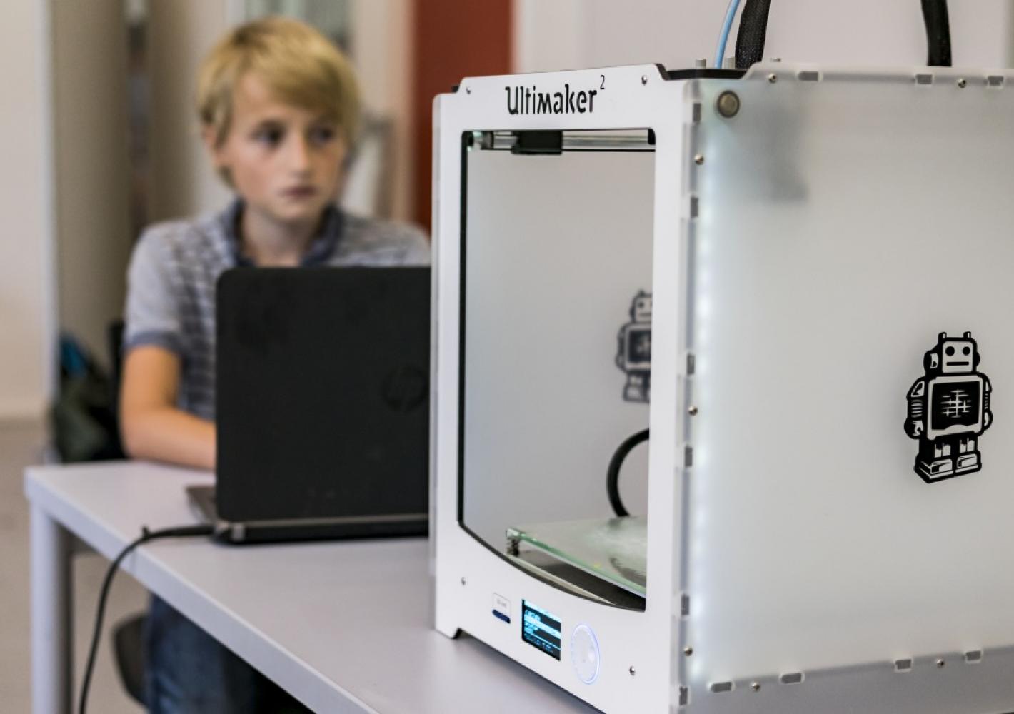 Elev ved 3D-printer