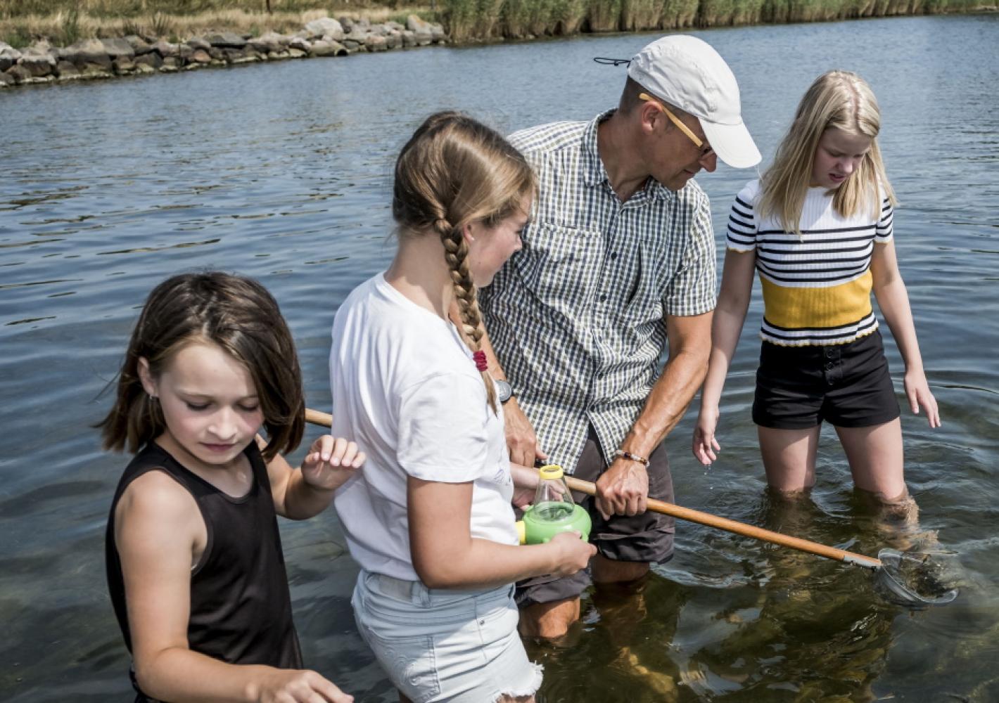 Natur/teknologi - Lære og elever fisker med net