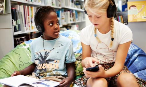 elever med læremidler